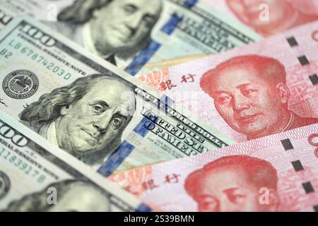 Viele Geldscheine der Volksrepublik China und der Vereinigten Staaten. PRC Yuan- und USD-Dollar-Banknoten aus nächster Nähe. Viele Geldscheine der Volksrepublik Stockfoto
