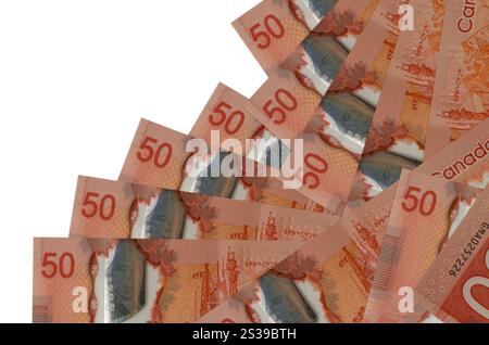 50 kanadische Dollarscheine liegen in unterschiedlicher Reihenfolge, isoliert auf weiß. Lokales Bankwesen oder Geldmacherkonzept. Banner für geschäftliche Hintergründe. 50 Kanadier Stockfoto