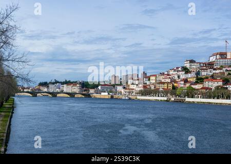 Panorama der Stadt Coimbra in Portugal. Blick auf das Zentrum und den Mondego River. Wunderschönes Stadtbild. Panorama der Stadt Coimbra in Stockfoto