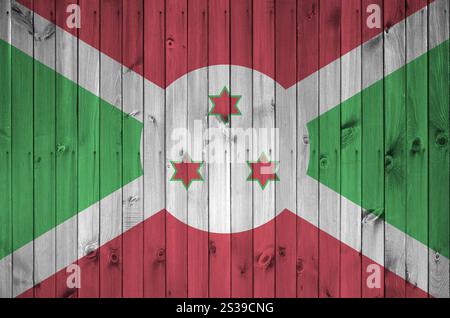 Burundi-Flagge in hellen Farben an alten Holzwänden aus nächster Nähe dargestellt. Strukturiertes Banner auf rauem Hintergrund. Burundi-Flagge in heller Farbe Stockfoto