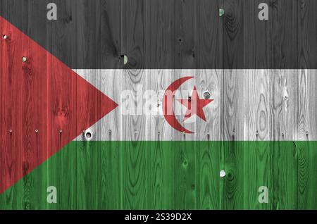 Westsahara-Flagge in hellen Farben auf alten Holzwänden aus nächster Nähe dargestellt. Strukturiertes Banner auf rauem Hintergrund. Westsahara-Flagge abgebildet in Stockfoto