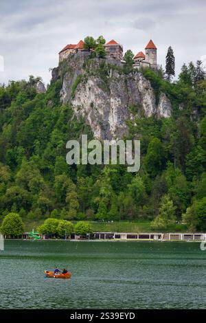Blick auf den Bleder See und seine Burg auf einem Felsen. Bled, Oberkrain, Slowenien. Stockfoto