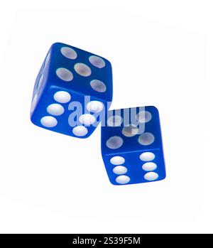 Blaue Würfel auf weißem Hintergrund. Rote Würfel auf weißem Hintergrund Stockfoto