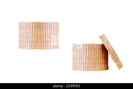 Gewebter Korb aus Korb mit weißem Hintergrund Stockfoto