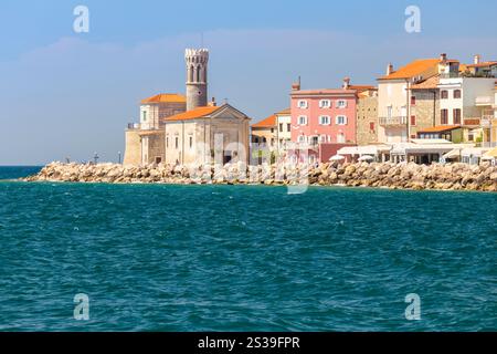 Promenade mit Kirche St. Clement. Piran, Istrien, Slowenien. Stockfoto