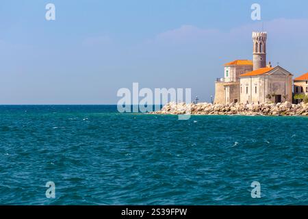 Promenade mit Kirche St. Clement. Piran, Istrien, Slowenien. Stockfoto