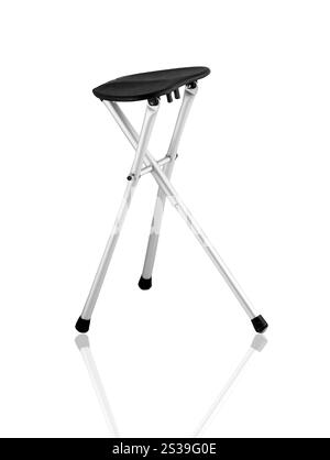 Barhocker aus glänzendem Metall und schwarzem Leder isoliert auf weißem Hintergrund. Barhocker aus glänzendem Metall und schwarzem Leder, isoliert auf weiß Stockfoto