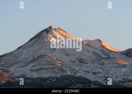 Mount Shasta, ein aktiver Vulkan im Norden Kaliforniens, mit den letzten Sonnenstrahlen auf dem Gipfel Stockfoto