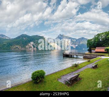 Holzbank in der Nähe von Traunsee Sommer See (Traunkirchen, Österreich). Stockfoto