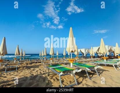 Vormittagsparadies weißer Sandstrand die Malediven von Salento mit Sonnenschirmen und Sonnenliegen (Pescoluse, Salento, Apulien, Süditalien). Das schönste Stockfoto