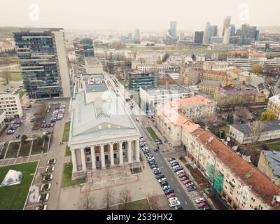 Vilnius, Litauen - 26. november 2024: Luftaufnahme der Litauischen Nationalbibliothek Martynas Mavydas. Nationale Kulturinstitution sammelt, organisiert Stockfoto