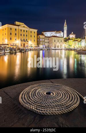 Hafen von Piran bei Nacht. Piran, Istrien, Slowenien Stockfoto