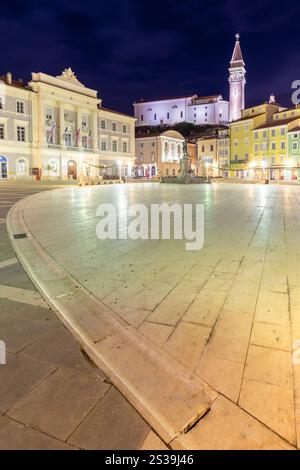 Hafen von Piran bei Nacht. Piran, Istrien, Slowenien Stockfoto