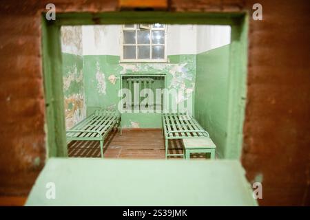 Vilnius, Litauen - 30. november 2024: Unterirdische Gefängniszellen des kgb mit Stockbetten. Das Museum der Besatzung und der Freiheitskämpfe in Vilnius. Sowjetisch Stockfoto