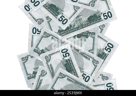 50 US-Dollar-Scheine fliegen isoliert auf weiß herunter. Viele Banknoten fallen mit weißem Kopierraum auf der linken und rechten Seite. 50 US-Dollar-Scheine fliegen Stockfoto
