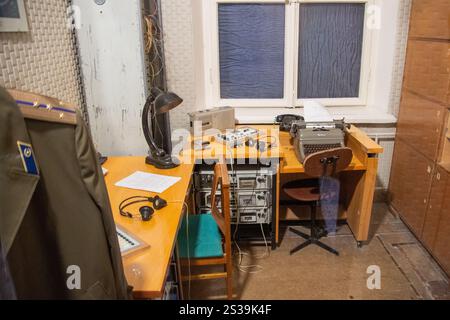 Vilnius, Litauen - 30. november 2024: Spezieller Raum mit Vintage-Spionage-Hörtechnik. Das Museum der Besatzung und der Freiheitskämpfe in Vilni Stockfoto