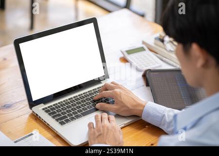 Geschäftsmann, der mit einem Laptop arbeitet, Hände auf einer Tastatur tippen. Professioneller Investor, der ein neues Start-up-Projekt durchführt. Geschäftsplanung in Stockfoto