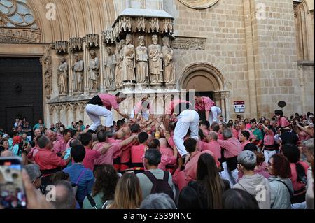Menschlicher Turm in der Kathedrale von Tarragona, Spanien - Ein spektakuläres Beispiel für die traditionellen „Castells“, die Teamarbeit und das kulturelle Erbe symbolisieren. Stockfoto