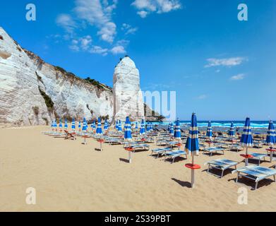 Sommer malerischen Strand von Pizzomunno berühmten White Rock, in Vieste, Gargano, Apulien, Italien Stockfoto