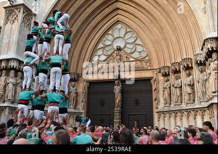 Menschlicher Turm in der Kathedrale von Tarragona, Spanien - Ein spektakuläres Beispiel für die traditionellen „Castells“, die Teamarbeit und das kulturelle Erbe symbolisieren. Stockfoto