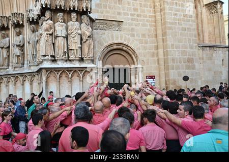 Menschlicher Turm in der Kathedrale von Tarragona, Spanien - Ein spektakuläres Beispiel für die traditionellen „Castells“, die Teamarbeit und das kulturelle Erbe symbolisieren. Stockfoto