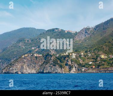 Wunderschöner Blick auf Corniglia im Sommer vom Ausflugsschiff. Dies ist ein berühmtes Dorf des Cinque Terre Nationalparks in Ligurien, Italien, zwischen Stockfoto