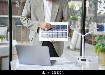 Solarpaneele grüne Energie Geschäftsmann arbeitet grün umweltfreundlich Büro Geschäft kreative Idee Planen Bio Wirtschaft für Unternehmen umweltfreundlich Stockfoto