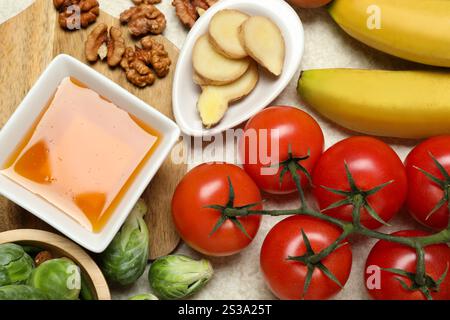 Verschiedene frische Produkte mit hohem Melatoningehalt auf einem hellen Tisch, flach gelegen Stockfoto