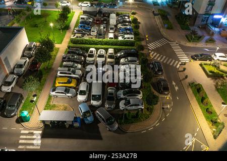 Viele Autos parken im Innenhof eines Wohnhauses. Parkproblem. Wohngegend mit Blick von oben. Ukraine, Kiew - 26. September 2024. Stockfoto