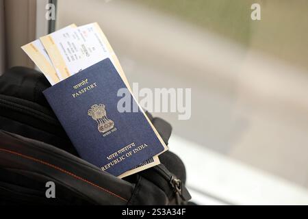 Blauer indischer Pass mit Flugtickets auf touristischem Rucksack aus nächster Nähe. Tourismus und Reisekonzept Stockfoto