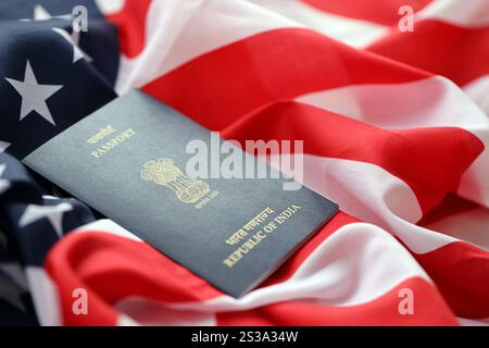 Blauer indischer Pass auf US-Nationalflagge Hintergrund Nahaufnahme. Tourismus und Diplomatie Stockfoto