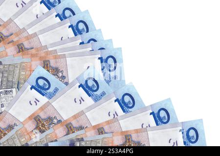 10 belorussische Rubel-Scheine liegen isoliert auf weißem Hintergrund mit Kopierraum gestapelt in Fächernähe. Zahlungszeitkonzept oder Finanzoperationen. Stockfoto