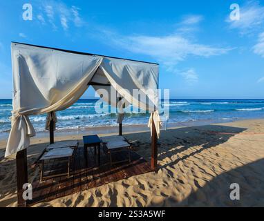 Luxuriöse Strandzelte Baldachin am Morgen Paradies weißer Sandstrand Malediven von Salento (Pescoluse, Salento, Apulien, Süditalien). Das schönste Stockfoto