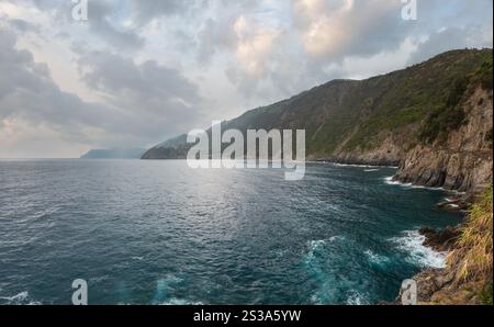 Wunderschöner Blick auf Corniglia im Sommer vom Dorf Manarola. Dies ist ein berühmtes Dorf des Cinque Terre Nationalparks in Ligurien, Italien, zwischen Stockfoto