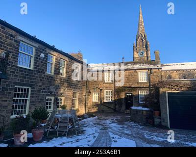 Burley in Wharfedale England Großbritannien Britisches England Yorkshire Großbritannien Schnee Eis Weihnachtsdorf Zentrum Geschäfte Straßenlaternen Straßenweg Pflaster alter Stein Stockfoto