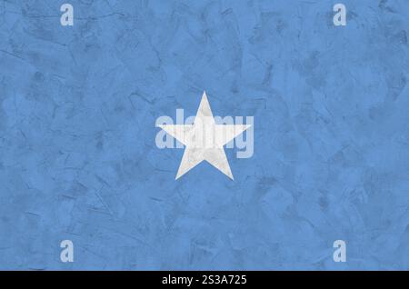 Somalia Flagge in hellen Farben dargestellt auf alten Relief verputzen Wand hautnah. Texturierte Banner auf rauen Hintergrund Stockfoto