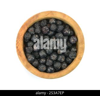 Aronia-Beeren in einer Holzschale isoliert auf weißem Hintergrund. Schwarze Aronia- oder Aronia-Beeren, isoliert auf weißem Hintergrund. Stockfoto