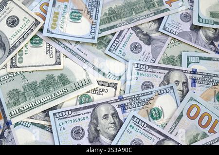 Draufsicht auf 100-Dollar-Banknoten im Hintergrund. USD-Währungskonzept und reichhaltiges Leben. Struktur der amerikanischen Dollarscheine. Draufsicht eines Stockfoto
