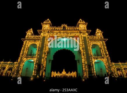 Das Tor des Mysore Palace oder Amba Vilas Palace in der Stadt Mysore in der Provinz Karnataka in Indien. Indien, Mysore, März 1998. INDIEN Stockfoto