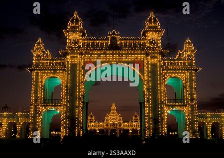 Das Tor des Mysore Palace oder Amba Vilas Palace in der Stadt Mysore in der Provinz Karnataka in Indien. Indien, Mysore, März 1998. INDIEN Stockfoto