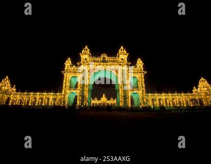 Das Tor des Mysore Palace oder Amba Vilas Palace in der Stadt Mysore in der Provinz Karnataka in Indien. Indien, Mysore, März 1998. INDIEN Stockfoto
