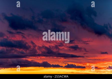 WOLKEN BEI SONNENUNTERGANG Stockfoto