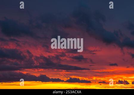 WOLKEN BEI SONNENUNTERGANG Stockfoto