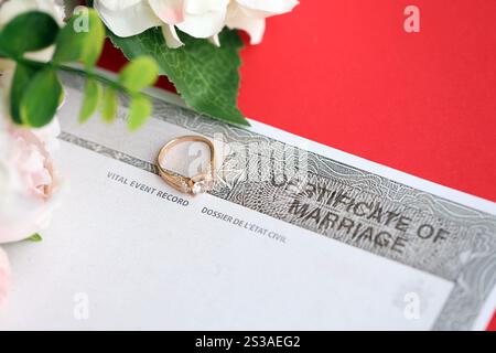 Kanadische Bescheinigung über die Registrierung der Ehe Blankodokument und Ehering Nahaufnahme. Kanadische Bescheinigung über die Registrierung der Ehe leer Stockfoto