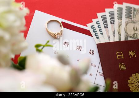 Ein leeres Dokument für die japanische Heiratserlaubnis und ein Ring für den Hochzeitsvorschlag und ein Yen-Geld auf dem Tisch aus nächster Nähe. Keine Angaben zur japanischen Heiratserlaubnis Stockfoto