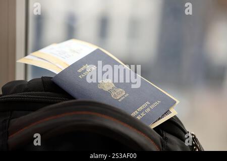 Blauer indischer Pass mit Flugtickets auf touristischem Rucksack aus nächster Nähe. Tourismus und Reisekonzept Stockfoto