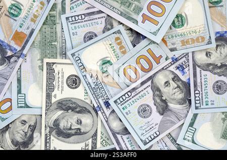 Draufsicht auf 100-Dollar-Banknoten im Hintergrund. USD-Währungskonzept und reichhaltiges Leben. Struktur der amerikanischen Dollarscheine. Draufsicht eines Stockfoto