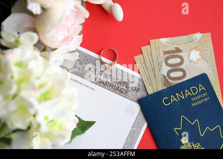 Kanadische Heiratsurkunde und Ehering mit kanadischen Dollar und Reisepass Nahaufnahme. Kanadische Heiratsurkunde und Stockfoto