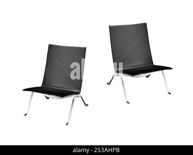 Barhocker aus glänzendem Metall und schwarzem Leder, isoliert auf weiß. Barhocker aus glänzendem Metall und schwarzem Leder Stockfoto