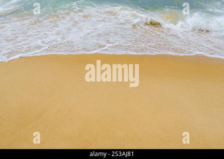 Ruhiger Morgensonnenaufgang über Golden Sandy Beach mit sanften Wellen und ruhiger Atmosphäre Stockfoto